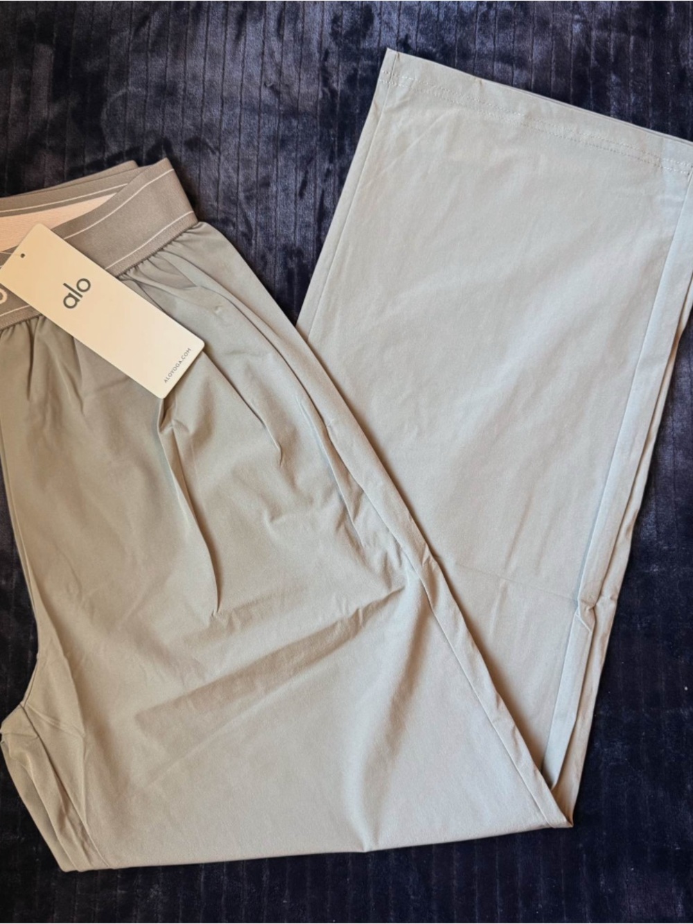 ALO Yoga Light Gray Womenโs Relaxed Jogger Pants